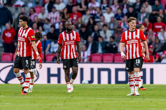 EINDHOVEN l r PSV Eindhoven forward Ricardo Pepi, PSV Eindhoven defender Lutsharel Geertruida, and PSV Eindhoven midfielder Paul Wanner look disappointed after Shakhtar Donetsk midfielder Gleiker Mendoza scores a goal during the UEFA Champions League match between PSV and Shakhtar Donetsk at Philips Stadion on September 10, 2026, in Eindhoven, Netherlands. Photo by DeFodi Images