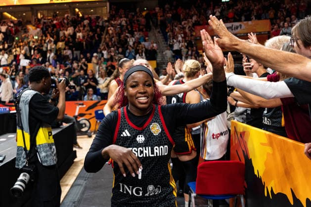 Alexis Peterson, Germany, September 1, celebrates with fans after the victory at the end of the game, GER, Belgium vs. Germany, Basketball, FIBA Women’s World Cup 2026, Quarterfinals, September 10, 2026, GER, Belgium vs. Germany, Basketball, 2026 FIBA Women’s World Cup, Quarterfinals, September 10, 2026, Berlin Copyright: xEibner-Pressefoto MaxxVincenx EP_MVN