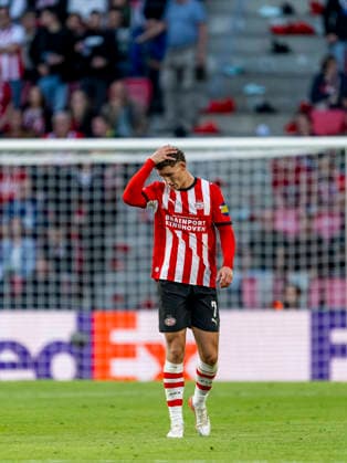 EINDHOVEN — PSV Eindhoven forward Ruben van Bommel is disappointed after Shakhtar Donetsk midfielder Gleiker Mendoza scored the goal that made the score 0–1 during the UEFA Champions League match between PSV and Shakhtar Donetsk at Philips Stadion on September 10, 2026, in Eindhoven, the Netherlands. Photo by DeFodi Images