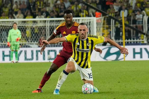 September 10, 2026, Kadikoy, Istanbul, Turkey: Evan Ndicka (C-L) of AS Roma in action against Vedat Muriqi (C-R) of Fenerbahce during the UEFA Champions League - League Phase, Matchday 1 - football match between Fenerbahce and AS Roma at Sukru Saracoglu Stadium in Istanbul, Turkey, on September 10, 2026. Kadikoy Turkey - ZUMAu194 20260910_zip_u194_028 Copyright: xTolgaxUluturkx