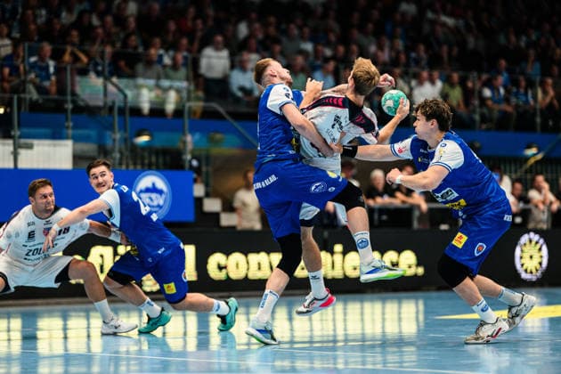 Mathias Rohde Larson (SG BBM Bietigheim, 44) faces tough defense from Dominik Solak (ThSV Eisenach, 30) and Tillman Leu (ThSV Eisenach, 99 GER), ThSV Eisenach vs. SG BBM Bietigheim, 1st Opel Handball Bundesliga, Handball, Matchday 4, 2026–2027 season, 7:00 p.m., September 10, 2026 (GER), ThSV Eisenach vs. SG BBM Bietigheim, Opel Handball Bundesliga, Handball, Matchday 4, 2026–2027 season, 7:00 p.m., September 10, 2026, Eisenach Copyright: xMartinxHerbstx