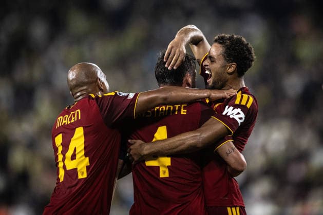 Fenerbahce v AS Roma - UEFA Champions League ISTANBUL, TURKIYE - SEPTEMBER 10: Bryan Cristante (4) of Rome celebrates after scoring a goal with his teammates during the UEFA Champions League match between Fenerbahce and Roma at Chobani Stadium in Istanbul, Turkiye, on September 10, 2026. Sebnem Coskun Anadolu Istanbul Turkey. Editorial use only. Please get in touch for any other usage.  Copyright: x2026xAnadoluxSebnemxCoskunx