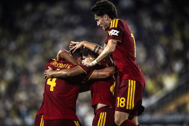 Fenerbahce v AS Roma - UEFA Champions League ISTANBUL, TURKIYE - SEPTEMBER 10: Bryan Cristante (4) of Rome celebrates after scoring a goal with his teammates during the UEFA Champions League match between Fenerbahce and Roma at Chobani Stadium in Istanbul, Turkiye, on September 10, 2026. Sebnem Coskun Anadolu Istanbul Turkey. Editorial use only. Please get in touch for any other usage.  Copyright: x2026xAnadoluxSebnemxCoskunx