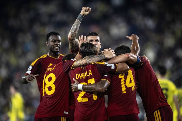 Fenerbahce v AS Roma - UEFA Champions League ISTANBUL, TURKIYE - SEPTEMBER 10: Bryan Cristante (4) of Rome celebrates after scoring a goal with his teammates during the UEFA Champions League match between Fenerbahce and Roma at Chobani Stadium in Istanbul, Turkiye, on September 10, 2026. Sebnem Coskun Anadolu Istanbul Turkey. Editorial use only. Please get in touch for any other usage.  Copyright: x2026xAnadoluxSebnemxCoskunx