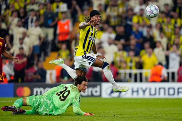 10.09 2026 - SOCCER - 2026 27 UEFA CHAMPIONS LEAGUE League Phase Fenerbahce SK v AS Roma Mile Svilar of AS Roma and Archie Brown of Fenerbahce create a goal-scoring opportunity as they look to make it 1-1 ISTANBUL Fenerbahce Sükrü Saracoglu Spor Kompleksi Istanbul TURKEY Copyright: xYagizxGurtugx xPsxImagesxYagizxGurtugx xPsxImagesx