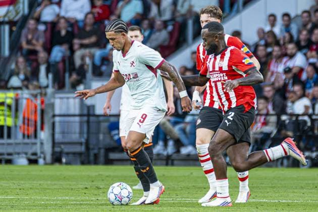 EINDHOVEN - Kaua Elias of Shakhtar Donetsk battles for possession with Lutsharel Geertruida of PSV Eindhoven during the UEFA Champions League match between PSV Eindhoven and Shakhtar Donetsk at the Philips Stadium on 10 September 2026 in Eindhoven, the Netherlands. KEVIN SENDERS ANP UEFA Champions League 2026 27 xVIxANPxSportx xMarcelxterxBalsxIVx 567923877 originalFilename: 567923877.jpg