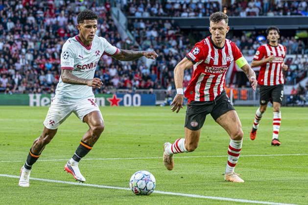 EINDHOVEN - Vinicius Tobias of Shakhtar Donetsk battles for possession with Ivan Perisic of PSV Eindhoven during the UEFA Champions League match between PSV Eindhoven and Shakhtar Donetsk at the Philips Stadium on 10 September 2026 in Eindhoven, the Netherlands. KEVIN SENDERS ANP UEFA Champions League 2026 27 xVIxANPxSportx xMarcelxterxBalsxIVx 567923892 originalFilename: 567923892.jpg
