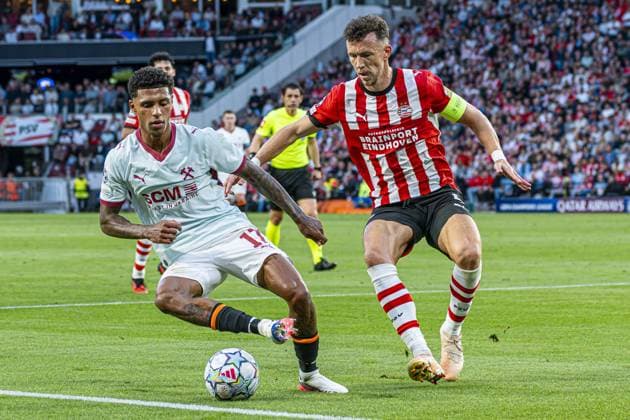 EINDHOVEN - Vinicius Tobias of Shakhtar Donetsk battles for possession with Ivan Perisic of PSV Eindhoven during the UEFA Champions League match between PSV Eindhoven and Shakhtar Donetsk at the Philips Stadium on 10 September 2026 in Eindhoven, the Netherlands. KEVIN SENDERS ANP UEFA Champions League 2026 27 xVIxANPxSportx xMarcelxterxBalsxIVx 567923906 originalFilename: 567923906.jpg