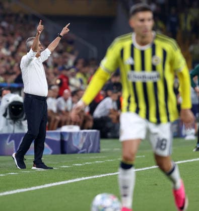Fenerbahce v AS Roma - UEFA Champions League ISTANBUL, TURKIYE - SEPTEMBER 10: Fenerbahce head coach Ismail Kartal gives tactical instructions to his players during the UEFA Champions League match between Fenerbahce and Roma at Chobani Stadium in Istanbul, Turkiye, on September 10, 2026. Ali Atmaca Anadolu Istanbul Turkey. Editorial use only. Please get in touch for any other usage.  Copyright: x2026xAnadoluxAlixAtmacax