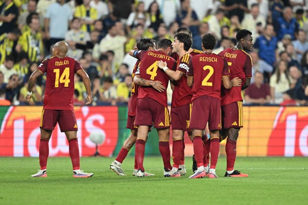 Fenerbahce v AS Roma - UEFA Champions League ISTANBUL, TURKIYE - SEPTEMBER 10: Roma’s Bryan Cristante (4) celebrates with his teammates after scoring a goal during the UEFA Champions League match between Fenerbahce and Roma at Chobani Stadium in Istanbul, Turkiye, on September 10, 2026. Serhat Cagdas Anadolu Istanbul Turkey. Editorial use only. Please get in touch for any other usage.  Copyright: x2026xAnadoluxSerhatxCagdasx