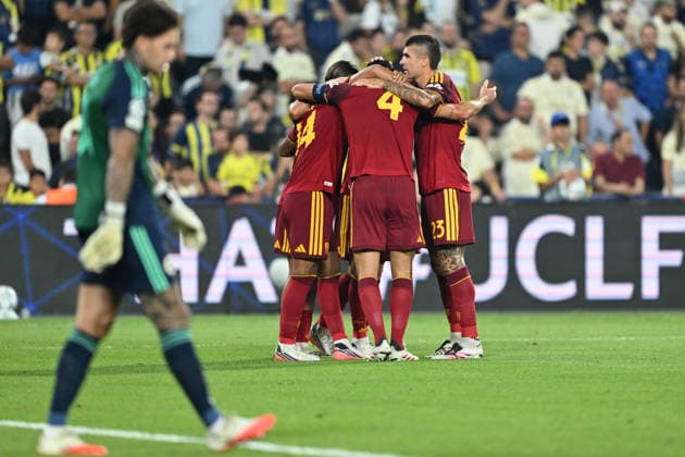 Fenerbahce v AS Roma - UEFA Champions League ISTANBUL, TURKIYE - SEPTEMBER 10: Roma’s Bryan Cristante (4) celebrates with his teammates after scoring a goal during the UEFA Champions League match between Fenerbahce and Roma at Chobani Stadium in Istanbul, Turkiye, on September 10, 2026. Serhat Cagdas Anadolu Istanbul Turkey. Editorial use only. Please get in touch for any other usage.  Copyright: x2026xAnadoluxSerhatxCagdasx