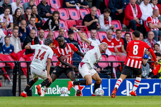EINDHOVEN l PSV Eindhoven defender Lutsharel Geertruida and Shakhtar Donetsk midfielder Gleiker Mendoza during the UEFA Champions League match between PSV and Shakhtar Donetsk at Philips Stadion on September 10, 2026, in Eindhoven, the Netherlands. Photo by DeFodi Images