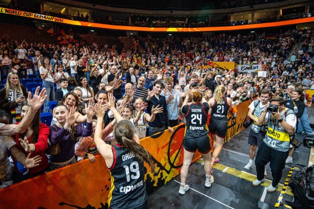Basketball Berlin, September 10, 2026, FIBA Women’s Basketball World Cup Germany 2026, Quarterfinals, Belgium (BEL), Germany (GER). Germany wins and advances to the semifinals. Celebrations with fans: Britta Daub (Germany), No. 19 Lina Sontag, Germany; No. 24 Marie Gülich, Germany; No. 21 Gulich