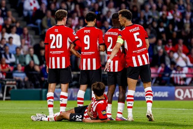 EINDHOVEN - PSV players form a wall (lr) Guus Til of PSV Eindhoven, Ricardo Pepi of PSV Eindhoven, Lutsharel Geertruida of PSV Eindhoven, Ivan Perisic of PSV Eindhoven and wall-bearer Kodai Sano of PSV Eindhoven during the UEFA Champions League match between PSV Eindhoven and Shakhtar Donetsk at the Philips Stadium on 10 September 2026 in Eindhoven, the Netherlands. MARCEL TER BALS ANP UEFA Champions League 2026 27 xVIxANPxSportx xMarcelxterxBalsxIVx 567925620 originalFilename: 567925620.jpg