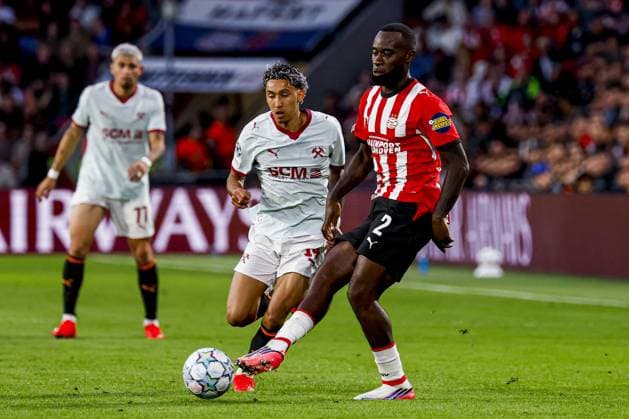 EINDHOVEN - Lutsharel Geertruida of PSV Eindhoven passes the ball under pressure from Isaque of Shakhtar Donetsk during the UEFA Champions League match between PSV Eindhoven and Shakhtar Donetsk at the Philips Stadium on September 10, 2026 in Eindhoven, the Netherlands. MARCEL TER BALS ANP UEFA Champions League 2026 27 xVIxANPxSportx xMarcelxterxBalsxIVx 567925637 originalFilename: 567925637.jpg