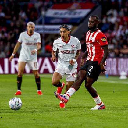 EINDHOVEN - Lutsharel Geertruida of PSV Eindhoven passes the ball under pressure from Isaque of Shakhtar Donetsk during the UEFA Champions League match between PSV Eindhoven and Shakhtar Donetsk at the Philips Stadium on September 10, 2026 in Eindhoven, the Netherlands. MARCEL TER BALS ANP UEFA Champions League 2026 27 xVIxANPxSportx xMarcelxterxBalsxIVx 567925647 originalFilename: 567925647.jpg