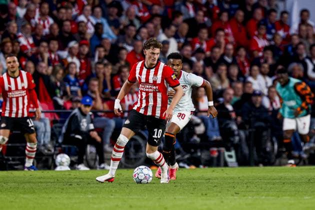 EINDHOVEN - Guus Til of PSV Eindhoven dribbles with the ball under pressure from Alisson Santana of Shakhtar Donetsk during the UEFA Champions League match between PSV Eindhoven and Shakhtar Donetsk at the Philips Stadium on 10 September 2026 in Eindhoven, the Netherlands. MARCEL TER BALS ANP UEFA Champions League 2026 27 xVIxANPxSportx xMarcelxterxBalsxIVx 567925659 originalFilename: 567925659.jpg