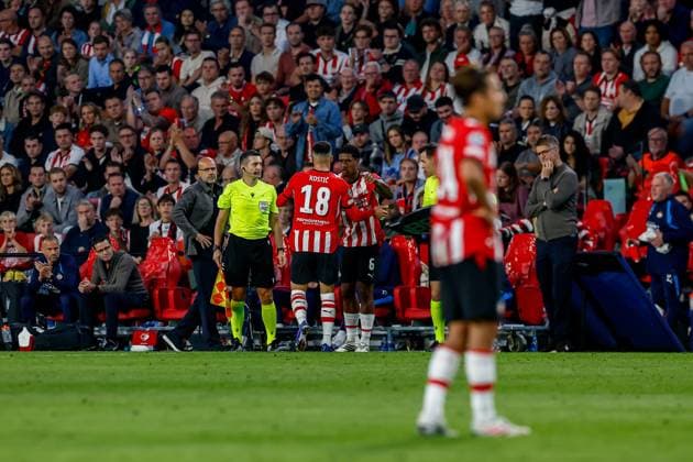 EINDHOVEN , 10-09-2026 , Philips stadium, season 2026 2027 , UEFA Champions League football , match between PSV and Shakhtar Donetsk, picture shows player substitution between PSV player Filip Kostic and PSV player Ryan Flamingo PSV - Shakhtar Donetsk  x206827715x Copyright: