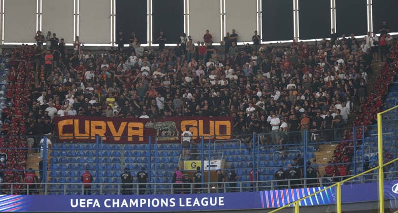 ISTANBUL, TURKEY - SEPTEMBER 10: Fans of Roma during the UEFA Champions League 2026 27 first week match between Fenerbahce SK and Roma at Fenerbahce Chobani Stadiumi on September 10, 2026 in Istanbul, Turkey. Istanbul Kadikoy TURKEY Copyright: xSeskimphotox Fenerbahce-Roma-1009 (1)