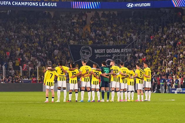 ISTANBUL, TURKEY - SEPTEMBER 10: Players of Fenerbahce SK a moment of silence was held in the centre circle to honour the victims of the floods before the UEFA Champions League 2026 27 first week match between Fenerbahce SK and Roma at Fenerbahce Chobani Stadiumi on September 10, 2026 in Istanbul, Turkey. Istanbul Kadikoy TURKEY Copyright: xSeskimphotox Fenerbahce-Roma-1009 (2)