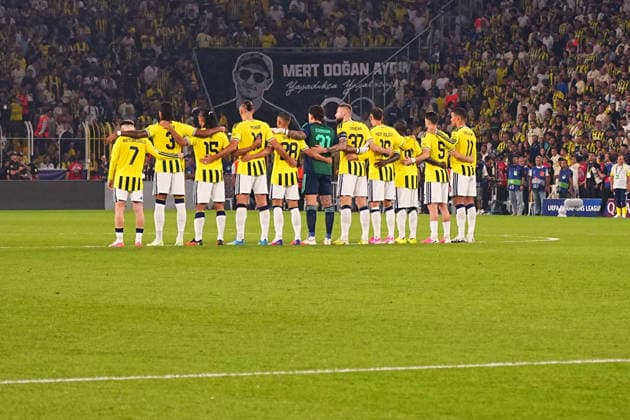 ISTANBUL, TURKEY - SEPTEMBER 10: Players of Fenerbahce SK a moment of silence was held in the centre circle to honour the victims of the floods before the UEFA Champions League 2026 27 first week match between Fenerbahce SK and Roma at Fenerbahce Chobani Stadiumi on September 10, 2026 in Istanbul, Turkey. Istanbul Kadikoy TURKEY Copyright: xSeskimphotox Fenerbahce-Roma-1009 (3)