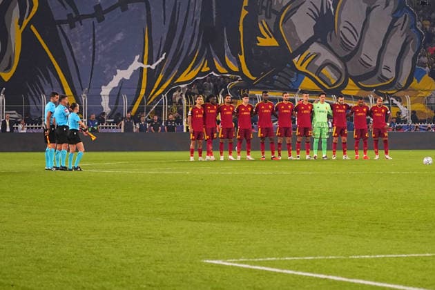 ISTANBUL, TURKEY - SEPTEMBER 10: Players of Fenerbahce SK and Players of Roma a moment of silence was held in the centre circle to honour the victims of the floods before the UEFA Champions League 2026 27 first week match between Fenerbahce SK and Roma at Fenerbahce Chobani Stadiumi on September 10, 2026 in Istanbul, Turkey. Istanbul Kadikoy TURKEY Copyright: xSeskimphotox Fenerbahce-Roma-1009 (4)