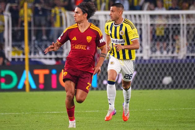 ISTANBUL, TURKEY - SEPTEMBER 10: Bartug Elmaz of Fenerbahce SK and Paulo Dybala (21) of Roma during the UEFA Champions League 2026 27 first week match between Fenerbahce SK and Roma at Fenerbahce Chobani Stadiumi on September 10, 2026 in Istanbul, Turkey. Istanbul Kadikoy TURKEY Copyright: xSeskimphotox Fenerbahce-Roma-1009 (11)