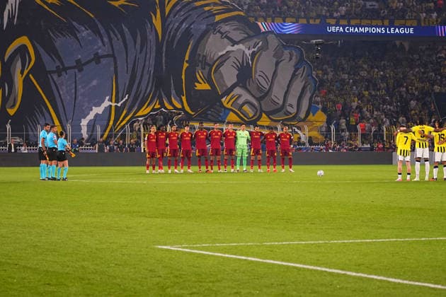 ISTANBUL, TURKEY - SEPTEMBER 10: Players of Fenerbahce SK and Players of Roma a moment of silence was held in the centre circle to honour the victims of the floods before the UEFA Champions League 2026 27 first week match between Fenerbahce SK and Roma at Fenerbahce Chobani Stadiumi on September 10, 2026 in Istanbul, Turkey. Istanbul Kadikoy TURKEY Copyright: xSeskimphotox Fenerbahce-Roma-1009 (5)