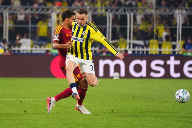 ISTANBUL, TURKEY - SEPTEMBER 10: Krerem Akturkoglu (9) of Fenerbahce SK and Devyne Rensch of Roma during the UEFA Champions League 2026 27 first week match between Fenerbahce SK and Roma at Fenerbahce Chobani Stadiumi on September 10, 2026 in Istanbul, Turkey. Istanbul Kadikoy TURKEY Copyright: xSeskimphotox Fenerbahce-Roma-1009 (6)