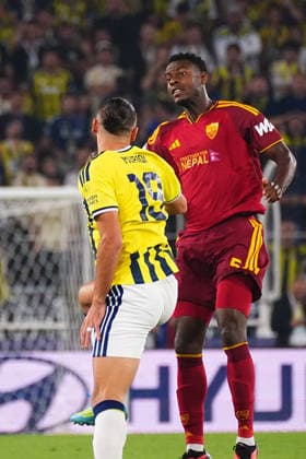 ISTANBUL, TURKEY - SEPTEMBER 10: Vedat Muriqi (L)of Fenerbahce SK andEvan N Dicka (R) of Roma during the UEFA Champions League 2026 27 first week match between Fenerbahce SK and Roma at Fenerbahce Chobani Stadiumi on September 10, 2026 in Istanbul, Turkey. Istanbul Kadikoy TURKEY Copyright: xSeskimphotox Fenerbahce-Roma-1009 (19)