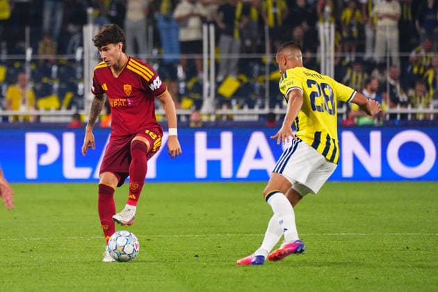 ISTANBUL, TURKEY - SEPTEMBER 10: Bartug Elmaz (28) of Fenerbahce SK and Matias Soule (18) of Roma during the UEFA Champions League 2026 27 first week match between Fenerbahce SK and Roma at Fenerbahce Chobani Stadiumi on September 10, 2026 in Istanbul, Turkey. Istanbul Kadikoy TURKEY Copyright: xSeskimphotox Fenerbahce-Roma-1009 (21)