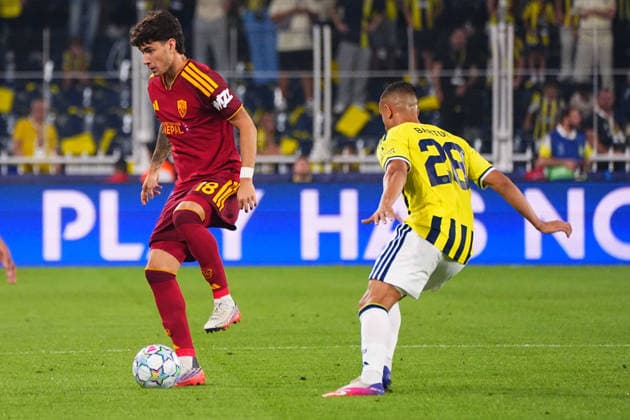 ISTANBUL, TURKEY - SEPTEMBER 10: Bartug Elmaz (28) of Fenerbahce SK and Matias Soule (18) of Roma during the UEFA Champions League 2026 27 first week match between Fenerbahce SK and Roma at Fenerbahce Chobani Stadiumi on September 10, 2026 in Istanbul, Turkey. Istanbul Kadikoy TURKEY Copyright: xSeskimphotox Fenerbahce-Roma-1009 (22)