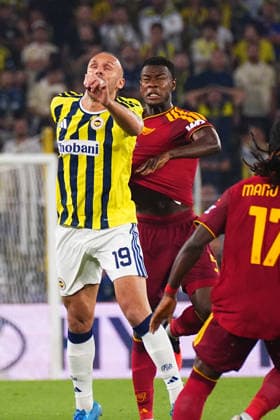 ISTANBUL, TURKEY - SEPTEMBER 10: Vedat Muriqi (L)of Fenerbahce SK andEvan N Dicka (R) of Roma during the UEFA Champions League 2026 27 first week match between Fenerbahce SK and Roma at Fenerbahce Chobani Stadiumi on September 10, 2026 in Istanbul, Turkey. Istanbul Kadikoy TURKEY Copyright: xSeskimphotox Fenerbahce-Roma-1009 (18)