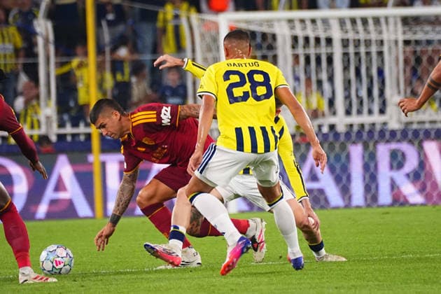 ISTANBUL, TURKEY - SEPTEMBER 10: Bartug Elmaz (28) of Fenerbahce SK and Gianluca Mancini of Roma during the UEFA Champions League 2026 27 first week match between Fenerbahce SK and Roma at Fenerbahce Chobani Stadiumi on September 10, 2026 in Istanbul, Turkey. Istanbul Kadikoy TURKEY Copyright: xSeskimphotox Fenerbahce-Roma-1009 (31)