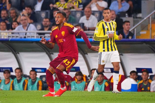 ISTANBUL, TURKEY - SEPTEMBER 10: Mason Greenwood of Fenerbahce SK and Wesley (43) of Roma during the UEFA Champions League 2026 27 first week match between Fenerbahce SK and Roma at Fenerbahce Chobani Stadiumi on September 10, 2026 in Istanbul, Turkey. Istanbul Kadikoy TURKEY Copyright: xSeskimphotox Fenerbahce-Roma-1009 (35)