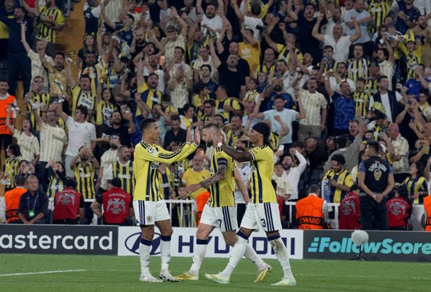 Fenerbahce v AS Roma - UEFA Champions League UEFA Sampiyonlar Ligi nin ilk haftasinda Fenerbahçe ile Roma, Chobani Stadi’nda karsilasti. Fenerbahçe oyuncusu Archie Brown (solda) attigi golün ardindan sevincini takim arkadaslariyla paylasti. Islam Yakut Anadolu Istanbul Turkey. Editorial use only. Please get in touch for any other usage.  Copyright: x2026xAnadoluxIslamxYakutx