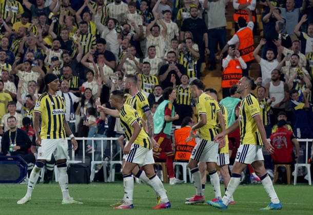 Fenerbahce v AS Roma - UEFA Champions League UEFA Sampiyonlar Ligi nin ilk haftasinda Fenerbahçe ile Roma, Chobani Stadi’nda karsilasti. Fenerbahçe oyuncusu Archie Brown (solda) attigi golün ardindan sevincini takim arkadaslariyla paylasti. Islam Yakut Anadolu Istanbul Turkey. Editorial use only. Please get in touch for any other usage.  Copyright: x2026xAnadoluxIslamxYakutx