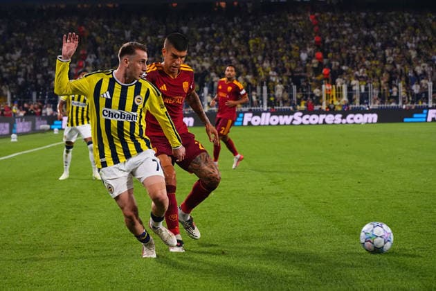 ISTANBUL, TURKEY - SEPTEMBER 10: Kerem Akturkoglu (L) of Fenerbahce SK and Gianluca Mancini (R) of Roma during the UEFA Champions League 2026 27 first week match between Fenerbahce SK and Roma at Fenerbahce Chobani Stadiumi on September 10, 2026 in Istanbul, Turkey. Istanbul Kadikoy TURKEY Copyright: xSeskimphotox Fenerbahce-Roma-1009 (42)