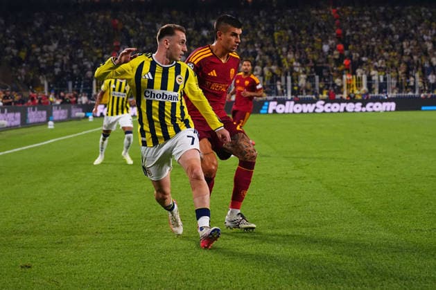 ISTANBUL, TURKEY - SEPTEMBER 10: Kerem Akturkoglu (L) of Fenerbahce SK and Gianluca Mancini (R) of Roma during the UEFA Champions League 2026 27 first week match between Fenerbahce SK and Roma at Fenerbahce Chobani Stadiumi on September 10, 2026 in Istanbul, Turkey. Istanbul Kadikoy TURKEY Copyright: xSeskimphotox Fenerbahce-Roma-1009 (43)