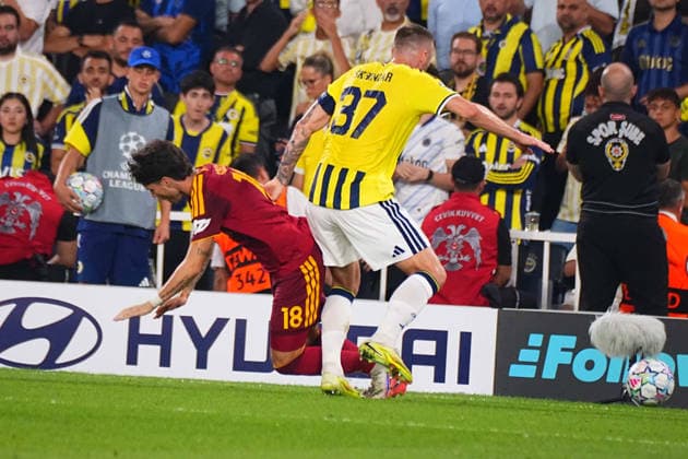 ISTANBUL, TURKEY - SEPTEMBER 10: Milan Skriniar (37) of Fenerbahce SK and Matias Soule (18)of Roma during the UEFA Champions League 2026 27 first week match between Fenerbahce SK and Roma at Fenerbahce Chobani Stadiumi on September 10, 2026 in Istanbul, Turkey. Istanbul Kadikoy TURKEY Copyright: xSeskimphotox Fenerbahce-Roma-1009 (48)