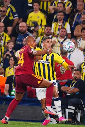 ISTANBUL, TURKEY - SEPTEMBER 10: Mert Muldur (R) of Fenerbahce SK and Donyell Malen (L) of Roma during the UEFA Champions League 2026 27 first week match between Fenerbahce SK and Roma at Fenerbahce Chobani Stadiumi on September 10, 2026 in Istanbul, Turkey. Istanbul Kadikoy TURKEY Copyright: xSeskimphotox Fenerbahce-Roma-1009 (51)
