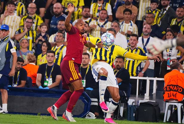 ISTANBUL, TURKEY - SEPTEMBER 10: Mert Muldur (R) of Fenerbahce SK and Donyell Malen (L) of Roma during the UEFA Champions League 2026 27 first week match between Fenerbahce SK and Roma at Fenerbahce Chobani Stadiumi on September 10, 2026 in Istanbul, Turkey. Istanbul Kadikoy TURKEY Copyright: xSeskimphotox Fenerbahce-Roma-1009 (52)