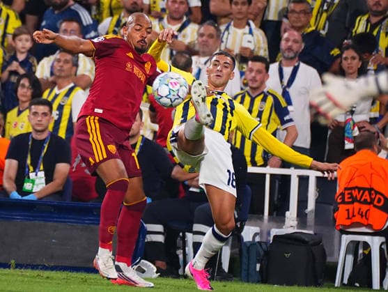 ISTANBUL, TURKEY - SEPTEMBER 10: Mert Muldur (R) of Fenerbahce SK and Donyell Malen (L) of Roma during the UEFA Champions League 2026 27 first week match between Fenerbahce SK and Roma at Fenerbahce Chobani Stadiumi on September 10, 2026 in Istanbul, Turkey. Istanbul Kadikoy TURKEY Copyright: xSeskimphotox Fenerbahce-Roma-1009 (53)