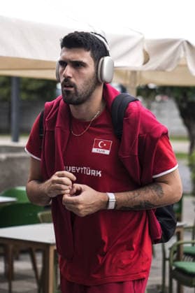 Turkiye v Germany - CEV EuroVolley 2026 Men CLUJ-NAPOCA, ROMANIA - SEPTEMBER 10: Turkiye men s national volleyball team player Efe Bayram arrives at BT Arena with the team ahead of their opening Group D match at the CEV EuroVolley 2026 in Cluj-Napoca, Romania, on September 10, 2026. Osmancan Gurdogan Anadolu Cluj-napoca Romania. Editorial use only. Please get in touch for any other usage.  Copyright: x2026xAnadoluxOsmancanxGurdoganx