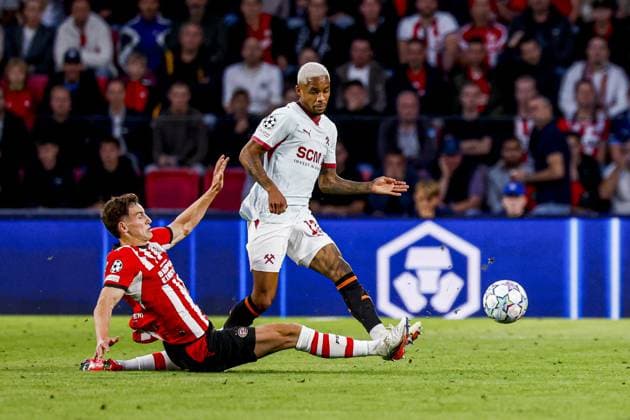 EINDHOVEN - Pedro Henrique of Shakhtar Donetsk passes the ball under pressure from Ruben van Bommel of PSV Eindhoven during the UEFA Champions League match between PSV Eindhoven and Shakhtar Donetsk at the Philips Stadium on September 10, 2026 in Eindhoven, the Netherlands. MARCEL TER BALS ANP UEFA Champions League 2026 27 xVIxANPxSportx xMarcelxterxBalsxIVx 567926614 originalFilename: 567926614.jpg