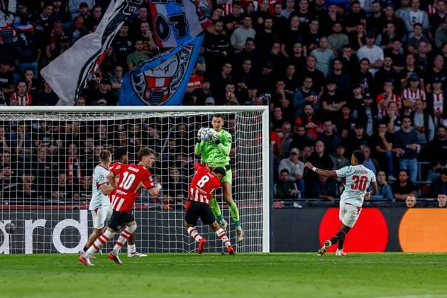EINDHOVEN , 10-09-2026 , Philips stadium, season 2026 2027 , UEFA Champions League football , match between PSV and Shakhtar Donetsk, picture shows goal attempt by Shakhtar Donetsk player Alisson Santana PSV - Shakhtar Donetsk  x206827963x Copyright: