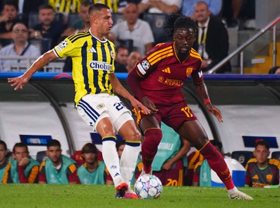 ISTANBUL, TURKEY - SEPTEMBER 10: Bartug Elmaz (L) of Fenerbahce SK and Kouadio Kone (17) of Roma during the UEFA Champions League 2026 27 first week match between Fenerbahce SK and Roma at Fenerbahce Chobani Stadiumi on September 10, 2026 in Istanbul, Turkey. Istanbul Kadikoy TURKEY Copyright: xSeskimphotox Fenerbahce-Roma-1009 (55)