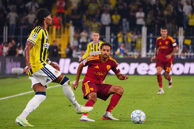 ISTANBUL, TURKEY - SEPTEMBER 10: Archie Brown (L) of Fenerbahce SK and Devyne Rensch of Roma during the UEFA Champions League 2026 27 first week match between Fenerbahce SK and Roma at Fenerbahce Chobani Stadiumi on September 10, 2026 in Istanbul, Turkey. Istanbul Kadikoy TURKEY Copyright: xSeskimphotox Fenerbahce-Roma-1009 (65)