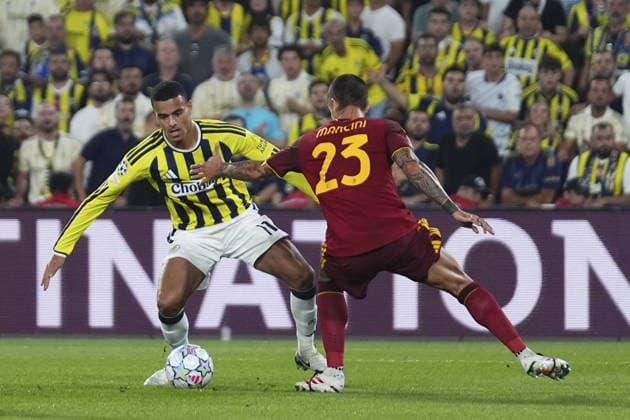 Fenerbahce v AS Roma - UEFA Champions League ISTANBUL, TURKIYE - SEPTEMBER 10: Fenerbahce s Mason Greenwood (11) competes for the ball against Roma s Mario Hermoso (22) during the UEFA Champions League 2026 27 league phase Matchday 1 match between Fenerbahce and Roma at Chobani Stadium in Istanbul, Turkiye, on September 10, 2026. Bunyamin Celik Anadolu Istanbul Turkey. Editorial use only. Please get in touch for any other usage.  Copyright: x2026xAnadoluxBunyaminxCelikx