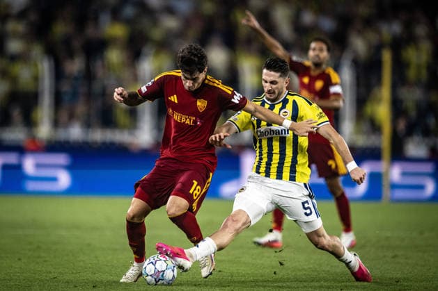 Fenerbahce v AS Roma - UEFA Champions League ISTANBUL, TURKIYE - SEPTEMBER 10: Fenerbahce s Ismail Yuksek (5) competes for the ball against Roma s Matias Soule (18) during the UEFA Champions League 2026 27 league phase Matchday 1 match between Fenerbahce and Roma at Chobani Stadium in Istanbul, Turkiye, on September 10, 2026. Sebnem Coskun Anadolu Istanbul Turkey. Editorial use only. Please get in touch for any other usage.  Copyright: x2026xAnadoluxSebnemxCoskunx